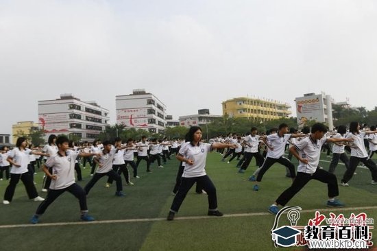 图为福绵镇第二初级中学十八路荘武术操。　蒋雪林 摄